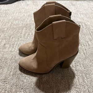Size 6 women’s ankle booties w/ heel. Very comfy and cute!
